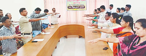 ಹನೂರಿನಲ್ಲಿ ಆಯೋಜಿಸಿದ್ದ ಮಾನವ ಹಕ್ಕುಗಳ ದಿನಾಚರಣೆಯಲ್ಲಿ ಪ್ರತಿಜ್ಞಾ ವಿಧಿ ಬೋಧಿಸಲಾಯಿತು. ಸುರೇಖಾ, ನಾಗೇಂದ್ರ, ಶೇಷಣ್ಣ, ಮಹೇಶ್ ಇತರರು ಇದ್ದರು. 