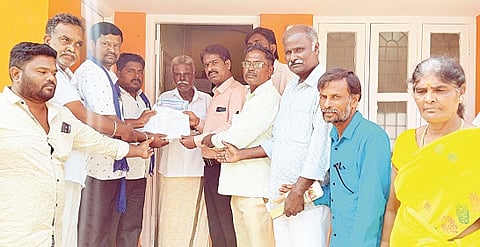 ಹನೂರಿನಲ್ಲಿ ದಲಿತ ಸಂಘರ್ಷ ಸಮಿತಿ ಪದಾಧಿಕಾರಿಗಳು ಉಪ ತಹಸೀಲ್ದಾರ್ ನಾಗೇಂದ್ರ ಅವರಿಗೆ ಮನವಿ ಸಲ್ಲಿಸಿದರು. ಮಾದೇಶ್, ಫಾರೂಕ್‌ಪಾಷ, ಮಾರಿಯಪ್ಪ, ಚಿಕ್ಕತಾಯಮ್ಮ ಇತರರು ಇದ್ದರು. 