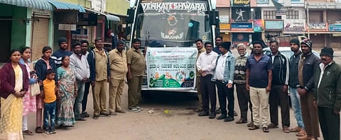 ಹನೂರಿನಲ್ಲಿ ಘನತ್ಯಾಜ್ಯ ವೈಜ್ಞಾನಿಕ ನಿರ್ವಹಣೆ ಸಂಬಂಧ ಅರಿವನ್ನು ಹೊಂದಲು ಪೌರ ಕಾರ್ಮಿಕರು ಹಾಗೂ ನೌಕರರು ಅಧ್ಯಯನ ಪ್ರವಾಸಕ್ಕೆ ಹೊರಟರು. ಮಹೇಶ್‌ಕುಮಾರ್, ನಾಗರಾಜು, ಪ್ರಕಾಶ್ ಇತರರು ಇದ್ದರು.