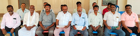 ಅಂಬೇಡ್ಕರ್ ಹಬ್ಬ ಆಚರಣೆ ಸಂಬಂಧ ಹನೂರಿನಲ್ಲಿ ದಲಿತ ಮುಖಂಡರ ಸಭೆ ಆಯೋಜಿಸಲಾಗಿತ್ತು. ಚಂದ್ರು, ಮಹೇಶ್, ಮಾದೇವ, ಮಲ್ಲಿಕಾರ್ಜುನ, ಬಸವರಾಜು ಇತರರಿದ್ದರು.   