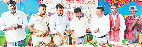  ಹನೂರು ತಾಲೂಕಿನ ಕೌಳಿಹಳ್ಳ ಡ್ಯಾಂ ಗಿರಿಜನರ ಹಾಡಿಯಲ್ಲಿ ಆಯೋಜಿಸಿದ್ದ ಅರಣ್ಯ ಹಕ್ಕು ಸಮಿತಿ ಗ್ರಾಮಸಭೆಯನ್ನು ಪರಿಶಿಷ್ಟ ವರ್ಗಗಳ ಕಲ್ಯಾಣಾಧಿಕಾರಿ ರಾಜೇಶ್ ಉದ್ಘಾಟಿಸಿದರು. ಪ್ರಮೋದ್, ರಘುನಾಥ್, ಡಾ.ಸಿ ಮಾದೇಗೌಡ, ರಂಗೇಗೌಡ ಇತರರಿದ್ದರು.  