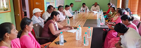 ಮಣಗಳ್ಳಿ ಗ್ರಾಮ ಪಂಚಾಯಿತಿಯಲ್ಲಿ ಆಡಳಿತಾಧಿಕಾರಿ ಕರುಣಾಮಯಿ ಅಧ್ಯಕ್ಷತೆಯಲ್ಲಿ ವಿಶೇಷ ಸಾಮಾನ್ಯ ಸಭೆ ನಡೆಯಿತು. ರಾಮು, ಅಶ್ವಿನಿ, ನಾಗರಾಜಮೂರ್ತಿ, ಅನುಶ್ರೀ ಇತರರಿದ್ದರು. 