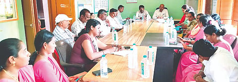 ಮಣಗಳ್ಳಿ ಗ್ರಾಮ ಪಂಚಾಯಿತಿಯಲ್ಲಿ ಆಡಳಿತಾಧಿಕಾರಿ ಕರುಣಾಮಯಿ ಅಧ್ಯಕ್ಷತೆಯಲ್ಲಿ ವಿಶೇಷ ಸಾಮಾನ್ಯ ಸಭೆ ನಡೆಯಿತು. ರಾಮು, ಅಶ್ವಿನಿ, ನಾಗರಾಜಮೂರ್ತಿ, ಅನುಶ್ರೀ ಇತರರಿದ್ದರು. 