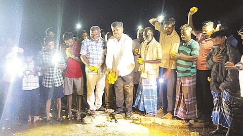 ಸಂದನಪಾಳ್ಯ ಗ್ರಾಮದ ಕೀರೆಪಾತಿ ಡ್ಯಾಂಗೆ ಶಾಸಕ ಎಂ.ಆರ್ ಮಂಜುನಾಥ್ ಬಾಗಿನ ಅರ್ಪಿಸಿದರು. ಸಂಧ್ಯಾಗೂ, ಸಗಾಯರಾಜ್, ಗಣೇಶ್, ಜಾನ್ ಇತರರು ಇದ್ದರು. 