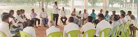  ಹನೂರಿನಲ್ಲಿ ಶ್ರೀ ಮಡಿವಾಳ ಮಾಚಿದೇವರ ಜಯಂತಿ ಆಚರಣೆ ಸಂಬಂಧ ಆಯೋಜಿಸಿದ್ದ ಸಮುದಾಯದ ಮುಖಂಡರ ಪೂರ್ವಭಾವಿ ಸಭೆಯಲ್ಲಿ ತಾಲೂಕು ಸಂಘದ ಅಧ್ಯಕ್ಷ ವಿಜಯಕುಮಾರ್ ಮಾತನಾಡಿದರು. ಮೋಹನ್‌ಕುಮಾರ್, ಮಾದೇವ, ಕೃಷ್ಣಮೂರ್ತಿ ಇತರರಿದ್ದರು. 
