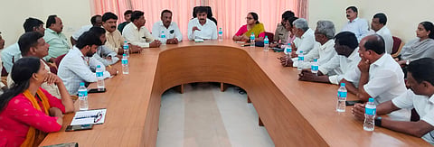 ಹನೂರಿನಲ್ಲಿ ಬಸವ ಜಯಂತಿ ಆಚರಣೆ ಸಂಬಂಧ ಶಾಸಕ ಎಂ.ಆರ್ ಮಂಜುನಾಥ್ ಅಧ್ಯಕ್ಷತೆಯಲ್ಲಿ ಪೂರ್ವಭಾವಿ ಸಭೆ ನಡೆಯಿತು. ಕೆ.ಎನ್ ಚೈತ್ರಾ, ಮಹೇಶ್, ಸೋಮಶೇಖರ್, ಮುರುಡೇಶ್ವರಸ್ವಾಮಿ, ಬಸವರಾಜಪ್ಪ ಇತರರಿದ್ದರು.