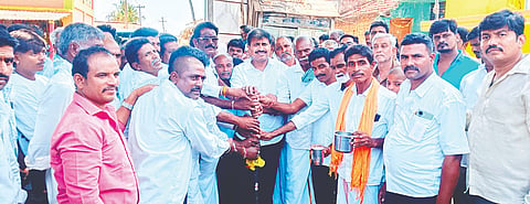 ಕುರಟ್ಟಿ ಹೊಸೂರಿನಲ್ಲಿ ದಂಟಳ್ಳಿ ಮಾರ್ಗದ ರಸ್ತೆ ಅಭಿವೃದ್ಧಿ ಕಾಮಗಾರಿಗೆ ಶಾಸಕ ಎಂ.ಆರ್ ಮಂಜುನಾಥ್ ಭೂಮಿಪೂಜೆ ನೆರವೇರಿಸಿದರು. ಮಂಜೇಶ್, ರಂಗಸ್ವಾಮಿ, ವಿಜಯಕುಮಾರ್, ಗೋವಿಂದ ಇತರರಿದ್ದರು. 