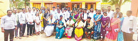 ಕಂಚಗಳ್ಳಿಯಲ್ಲಿ ಆಯೋಜಿಸಿದ್ದ ಟಿಆರ್‌ಐ ನಡಿಗೆ ಪೋಡಿನ ಕಡೆಗೆ ಸಮಾರಂಭದಲ್ಲಿ ಸೋಲಿಗ ಸಮುದಾಯದ ಸಾಧಕರನ್ನು ಸನ್ಮಾನಿಸಲಾಯಿತು. ಗಿರಿಜಾಂಬಾ, ಕೃಷ್ಣಮೂರ್ತಿ, ಮುತ್ತಯ್ಯ, ರಂಗೇಗೌಡ ಇತರರು ಇದ್ದರು.