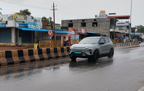 ಹನೂರು ಸಮೀಪದ ಮಂಗಲ ಗ್ರಾಮದಲ್ಲಿ ಅರ್ಥ ಗಂಟೆ ಕಾಲ ಸಾಧಾರಣಾ ಪ್ರಮಾಣದಲ್ಲಿ ಮಳೆಯಾಯಿತು. 