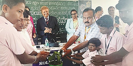ಬಂಡಳ್ಳಿ ಸರ್ಕಾರಿ ಪದವಿ ಪೂರ್ವ ಕಾಲೇಜಿನಲ್ಲಿ ಆಯೋಜಿಸಿದ್ದ ಕಾನೂನು ಅರಿವು ಕಾರ್ಯಕ್ರಮವನ್ನು ನ್ಯಾಯಾಧೀಶ ಟಿ.ಸಿ.ಶ್ರೀಕಾಂತ್ ಉದ್ಘಾಟಿಸಿದರು. ಸುನೀತಾ, ಕಾವ್ಯಶ್ರೀ, ವೆಂಕಟಾಚಲ, ಮುತ್ತುರಾಜು ಇತರರು ಇದ್ದರು. 