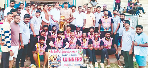 ಹನೂರಿನಲ್ಲಿ ಆಯೋಜಿಸಿದ್ದ ಕೆಂಪೇಗೌಡ ಕ್ರಿಕೆಟ್ ಲೀಗ್ ಪಂದ್ಯದಲ್ಲಿ ಪ್ರಥಮ ಸ್ಥಾನ ಪಡೆದ ಮಂಡ್ಯ ಜಿಲ್ಲೆಯ ಕೆ.ಎಂ.ದೊಡ್ಡಿ ಕ್ಲಾಸಿಕ್ ಕ್ರಿಕೆಟರ್ಸ್‌ ತಂಡಕ್ಕೆ ಬಹುಮಾನ ವಿತರಿಸಲಾಯಿತು. ಪ್ರಶಾಂತ್‌ಗೌಡ, ರಾಜುಗೌಡ, ಆನಂದಕುಮಾರ್, ನಾಗೇಂದ್ರ ಇತರರಿದ್ದರು.