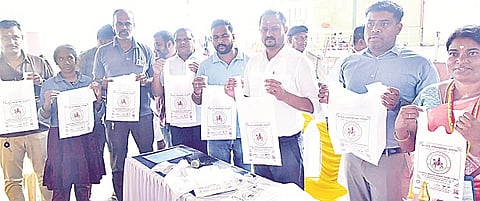 ಪರಿಸರ ಸ್ನೇಹಿ ಕೈ ಚೀಲ ಬಳಕೆ ಕುರಿತು ಮಲೆಮಹದೇಶ್ವರ ಬೆಟ್ಟದಲ್ಲಿ ಭಕ್ತರು ಹಾಗೂ ಮಾರಾಟಗಾರರಲ್ಲಿ ಜಾಗೃತಿ ಮೂಡಿಸಲಾಯಿತು. ಎ.ಈ ರಘು, ಕಿರಣ್ ಇತರರು ಇದ್ದರು. 