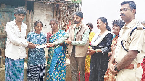 ಕಾಡಾನೆ ದಾಳಿಯಿಂದ ಮೃತಪಟ್ಟ ವಾಚರ್ ಮಹದೇವಸ್ವಾಮಿ ಕುಟುಂಬಕ್ಕೆ ಅರಣ್ಯ ಇಲಾಖೆಯಿಂದ ಪರಿಹಾರವಾಗಿ 5 ಲಕ್ಷ ರೂ.ಚೆಕ್ ನೀಡಲಾಯಿತು. ಡಾ.ಎಂ ಮಾಲತಿ ಪ್ರಿಯಾ, ವಿರಾಜ್ ಹೊಸೂರ್, ರವಿ ಇದ್ದರು. 