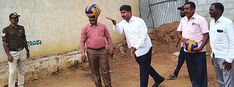 ಹನೂರು ತಾಲೂಕು ರಾಮಾಪುರದಲ್ಲಿ ಆಯೋಜಿಸಿದ್ದ ವಾಲಿಬಾಲ್ ಪಂದ್ಯಾವಳಿಗೆ ಶಾಸಕ ಎಂ.ಆರ್ ಮಂಜುನಾಥ್ ಚಾಲನೆ ನೀಡಿದರು. ಮುನೇಶ್, ಕೃಷ್ಣಮೂರ್ತಿ, ವಿಜಯಕುಮಾರ್ ಇತರರಿದ್ದರು. 
