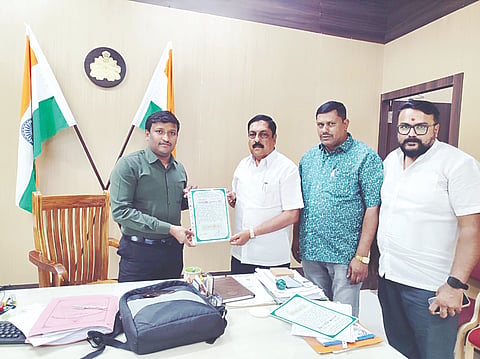  ಎಂಸಿಡಿಸಿಸಿ ಬ್ಯಾಂಕ್ ನಿರ್ದೇಶಕರಾಗಿ ಆಯ್ಕೆಯಾದ ಮಾಜಿ ಶಾಸಕ ಆರ್.ನರೇಂದ್ರ ಅವರಿಗೆ ಆಶಾಪ್ಪ ಅವರು ಪ್ರಮಾಣ ಪತ್ರ ವಿತರಿಸಿದರು. ನಾಗೇಶ್, ಚೇತನ್ ದೊರೆರಾಜು ಇದ್ದರು.