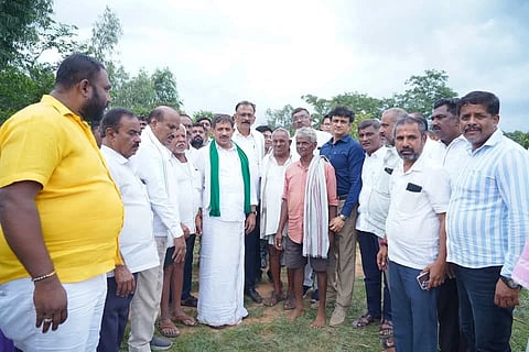 ಹಾರೋಹಳ್ಳಿ ತಾಲೂಕಿನ ಕಾಡು ಜಕ್ಕಸಂದ್ರ ಗ್ರಾಮದಲ್ಲಿ ಸಚಿವ ಎಚ್.ಸಿ ಬಾಲಕೃಷ್ಣರವರು ರೈತರ ಜಮೀನಿನಲ್ಲಿ ಬರ ವೀಕ್ಷಣೆ ಮಾಡಿದರು. ಎಸ್ ರವಿ, ಜೆಸಿಬಿ ಅಶೋಕ್, ಈಶ್ವರ್ ಇತರರು ಇದ್ದರು.