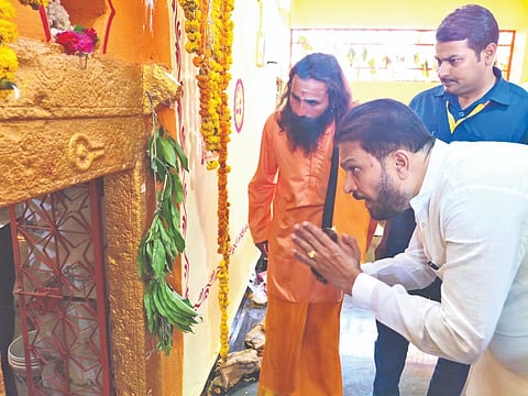 ಹುಮನಾಬಾದ್​ ತಾಲೂಕಿನ ಕಬೀರಾಬಾದ ವಾಡಿ ಗ್ರಾಮದಲ್ಲಿ ಶುಕ್ರವಾರ ನಡೆದ ಮೈಲಾರ ಮಲ್ಲಣ್ಣ ದೇವರ ಮೂರ್ತಿ ಪ್ರತಿಷ್ಠಾಪನೆ ಕಾರ್ಯಕ್ರಮದಲ್ಲಿ ಪಾಲ್ಗೊಂಡ ಮಾಜಿ ಸಚಿವ ರಾಜಶೇಖರ ಪಾಟೀಲ್​ ದರ್ಶನ ಪಡೆದರು. ಪ್ರದಿಪ ಮುತ್ಯಾ ಇತರರಿದ್ದರು