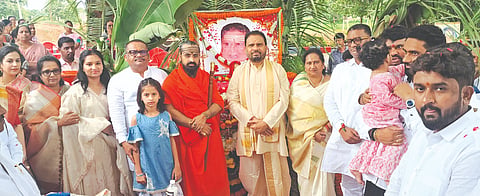 ಹುಮನಾಬಾದ್​ನಲ್ಲಿ ಸೋಮವಾರ ಏರ್ಪಡಿಸಿದ್ದ ಮಾಜಿ ಸಚಿವ ಬಸವರಾಜ ಪಾಟೀಲ್​ ಪುಣ್ಯಸ್ಮರಣೆ ಕಾರ್ಯಕ್ರಮದಲ್ಲಿ ಶ್ರೀ ರೇಣುಕ ವೀರಗಂಗಾಧರ ಶಿವಾಚಾರ್ಯ, ಮಾಜಿ ಸಚಿವ ರಾಜಶೇಖರ ಪಾಟೀಲ್​, ಎಂಎಲ್​ಸಿಗಳಾದ ಡಾ.ಚಂದ್ರಶೇಖರ ಪಾಟೀಲ್​, ಭೀಮರಾವ ಪಾಟೀಲ್​ ಇತರರು ಸಮಾಧಿಗೆ ನಮನ ಸಲ್ಲಿಸಿದರು.  