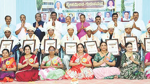 ಹಗರಿಬೊಮ್ಮನಹಳ್ಳಿಯ ಗಂಗಾವತಿ ವೆಂಕಟರಮಣ ಪಂಚರತ್ನಮ್ಮ ಪದ್ಮಾವತೆಮ್ಮನವರ ಸರ್ಕಾರಿ ಪ್ರಥಮ ದರ್ಜೆ ಕಾಲೇಜ್‌ನಲ್ಲಿ ಹಳೇ ವಿದ್ಯಾರ್ಥಿಗಳ ಸ್ನೇಹ ಮಿಲನ, ಗುರುವಂದನಾ ಕಾರ್ಯಕ್ರಮದಲ್ಲಿ ಉಪನ್ಯಾಸಕರಿಗೆ ಸನ್ಮಾನಿಸಲಾಯಿತು. ಸರ್ಕಾರಿ ನೌಕರರ ಸಂಘದ ತಾಲೂಕು ಅಧ್ಯಕ್ಷ ಎಂ.ಪಿ.ಎಂ.ಮಂಜುನಾಥ, ಪ್ರಮುಖರಾದ ಕೆ.ಎಂ.ಶಿವಕುಮಾರ್, ಬೆಟ್ಟಪ್ಪ, ವಾಣಿಶ್ರೀ, ನಾಗಲಕ್ಷ್ಮೀ, ನೀಲಪ್ಪ, ಗುಡ್ಡಪ್ಪ, ರೇವಣಸಿದ್ದನಗೌಡ, ಡಿ.ಕೆ.ಇಬ್ರಾಹಿಂ ಇತರರಿದ್ದರು.
