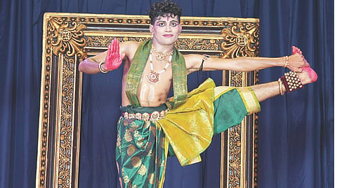 ಹೂವಿನಹಡಗಲಿಯ ಎಸ್‌ಆರ್‌ಎಂಪಿಪಿ ಸರ್ಕಾರಿ ಪದವಿ ಕಾಲೇಜಿನಲ್ಲಿ ಕನಕಪ್ರಿಯಾ ನಾಟ್ಯ ಕಲಾ ಕೇಂದ್ರದಿಂದ ಆಯೋಜಿಸಿದ್ದ ಭರತನಾಟ್ಯ ರಂಗ ಪ್ರವೇಶ ಕಾರ್ಯಕ್ರಮದಲ್ಲಿ ಕಲಾವಿದ ಚೇತನ್ ನೃತ್ಯ ಪ್ರದರ್ಶಿಸಿದರು.