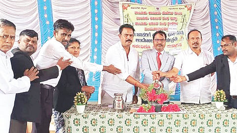 ಇಟ್ಟಿಗಿ ಗ್ರಾಮದಲ್ಲಿ ಹಮ್ಮಿಕೊಂಡಿದ್ದ ಕಾನೂನು ಅರಿವು-ನೆರವು ಕಾರ್ಯಕ್ರಮವನ್ನು ಸರ್ಕಾರಿ ಸಹಾಯಕ ಅಭಿಯೋಜಕ ಅಜ್ಜಯ್ಯ ಕೆ. ಉದ್ಘಾಟಿಸಿದರು. ವಕೀಲರ ಸಂಘದ ತಾಲೂಕು ಅಧ್ಯಕ್ಷ ಮಂಜುನಾಥ ಜೈನ್, ವಕೀಲರಾದ ಕೊಟ್ರೇಶ್ ಎ, ಹನುಮಂತಪ್ಪ ಇತರರಿದ್ದರು.