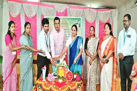 ಹೊಳೆಹೊನ್ನೂರು ಸಮೀಪದ ಆಗರದಹಳ್ಳಿಯಲ್ಲಿ ಆಯೋಜಿಸಿದ್ದ ಮನೆ ಅಲಂಕಾರಿಕ ವಸ್ತುಗಳ ತರಬೇತಿ ಶಿಬಿರವನ್ನು ಡಿಸಿಸಿ ಬ್ಯಾಂಕ್ ನಿರ್ದೇಶಕ ಸಿ.ಹನುಮಂತು ಉದ್ಘಾಟಿಸಿದರು. ಅಜಯ್‌ಕುಮಾರ್, ಸೌಮ್ಯಾ, ದೇವರಾಜ್ ಇತರರಿದ್ದರು.