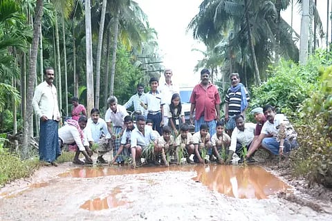 ಹನುಮಂತಾಪುರ- ಕಲ್ಲಜ್ಜನಾಳ್ ರಸ್ತೆ ದುರಸ್ತಿಗೆ ಆಗ್ರಹಿಸಿ ಕಲ್ಲಜ್ಜನಾಳ್ ಗ್ರಾಮಸ್ಥರು ರಸ್ತೆಯಲ್ಲೇ ಭತ್ತದ ಸಸಿ ನಾಟಿ ಮಾಡಿ ಪ್ರತಿಭಟನೆ ನಡೆಸಿದರು. ಮಂಜುನಾಥ್, ಮಲ್ಲಿಕಾರ್ಜುನ್, ಭಾಸ್ಕರ್ ರೆಡ್ಡಿ, ಹಾಲಪ್ಪ ಇತರರಿದ್ದರು.