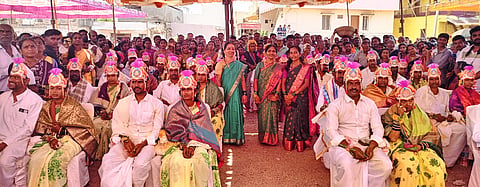 MASS MARRAGE ಹೊಳೆಆಲೂರ ಯಚ್ಚರೇಶ್ವರ ಸರ್ವಧರ್ಮ ಸಾಮೂಹಿಕ ವಿವಾಹ ಸಮಿತಿಯಿಂದ ಭಾನುವಾರ ಹಮ್ಮಿಕೊಂಡಿದ್ದ ಸಾಮೂಹಿಕ ವಿವಾಹ ಸಮಾರಂಭದಲ್ಲಿ 21 ಜೋಡಿ ದಾಂಪತ್ಯ ಜೀವನಕ್ಕೆ ಪದಾರ್ಪಣೆ ಮಾಡಿದರು.