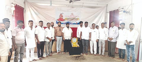  ಇಳಕಲ್ಲದ ತಾಲೂಕು ದಂಡಾಧಿಕಾರಿಗಳ ಕಚೇರಿಯಲ್ಲಿ ಭಾನುವಾರ ಹೇಮರಡ್ಡಿ ಮಲ್ಲಮ್ಮ ಜಯಂತಿ ಆಚರಿಸಲಾಯಿತು. ರಡ್ಡಿ ಸಮಾಜದ ಮುಖಂಡರಾದ  ಎಂ.ಆರ್. ಪಾಟೀಲ, ಪ್ರಶಾಂತ ಪಾಟೀಲ ಚಂದ್ರಶೇಖರ ಮಾಕಾಪೂರ, ಡಾ. ಸಿದ್ದನಗೌಡ ಪಾಟೀಲ, ವಿಜಯಕುಮಾರ ಗೌಡರ ಇತರರಿದ್ದರು.