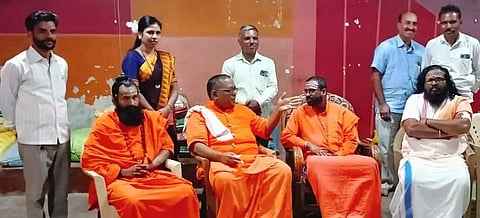  ಹಿಡಕಲ್​ ಗ್ರಾಮದ ಅಡವಿಸಿದ್ಧೇಶ್ವರ ಮಠದ ಜಾತ್ರೆ ಅಂಗವಾಗಿ ಹಮ್ಮಿಕೊಂಡಿದ್ದ ಧರ್ಮಸಭೆಯಲ್ಲಿ ಅದೃಶ್ಯ ಶಿವಾಚಾರ್ಯರು ಮಾತನಾಡಿದರು. ಸುಭಾಷ ಕಮ್ಮಾರ, ಶಾಂತಯ್ಯ ಸ್ವಾಮೀಜಿ, ಮಹಾಂತೇಶ ರಾಹುತ, ದೀಪಾ ಪಾಟೀಲ ಇತರರಿದ್ದರು.