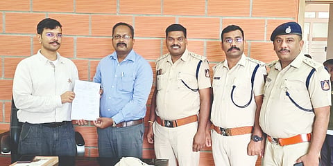 ಗುಂಡ್ಲುಪೇಟೆ ತಾಲೂಕಿನ ಮೇಲುಕಾಮನಹಳ್ಳಿಯ ಅರಣ್ಯ ಇಲಾಖೆಯ ಕಚೇರಿಯಲ್ಲಿ ಶುಭಂಸಿಂಗ್ ಥಾವರ್  ಅವರನ್ನು ಅರಣ್ಯಾಧಿಕಾರಿಗಳು ಸ್ವಾಗತಿಸಿದರು. ಸುರೇಶ್, ಸತೀಶ್ ಕುಮಾರ್, ಮಹದೇವ, ನಿಸಾರ್ ಅಹಮದ್ ಇದ್ದರು.