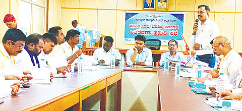 ಗುಂಡ್ಲುಪೇಟೆ ಪಟ್ಟಣದ ತಾಲೂಕು ಕಚೇರಿಯಲ್ಲಿ ನಡೆದ ಪರಿಶಿಷ್ಟ ಜಾತಿ /ವರ್ಗದ ಹಿತರಕ್ಷಣಾ ಸಮಿತಿ ಸಭೆಯಲ್ಲಿ ಮೋಹನ್ ಕುಮಾರ್ ಮಾತನಾಡಿದರು. ಎಂ.ಎಸ್.ತನ್ಮಯಿ, ಷಣ್ಮುಗಂ, ಭಾಸ್ಕರ್ ನಾಯಕ್, ಶಶಿಧರ್, ಶರವಣ ಇದ್ದರು.