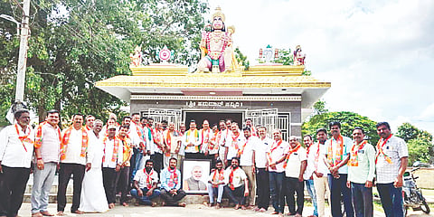 ನರೇಂದ್ರಮೋದಿ ಪ್ರಧಾನ ಮಂತ್ರಿಗಳಾಗಿ 12 ವರ್ಷ ಸುದೀರ್ಘ ಸೇವೆ ಸಲ್ಲಿಸಿದ ಹಿನ್ನೆಲೆಯಲ್ಲಿ ಗುಂಡ್ಲುಪೇಟೆಯ ಆಂಜನೇಯಸ್ವಾಮಿ ದೇವಾಲಯದಲ್ಲಿ ವಿಶೇಷ ಪೂಜೆ ಸಲ್ಲಿಸಲಾಯಿತು.