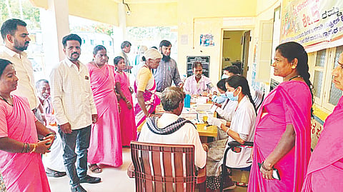 ಗುಂಡ್ಲುಪೇಟೆ ತಾಲೂಕು ಕೋಟೆಕೆರೆ ಗ್ರಾಮದಲ್ಲಿ ರಾಷ್ಟ್ರೀಯ ಕ್ಷಯರೋಗ ನಿರ್ಮೂಲನಾ ಕಾರ್ಯಕ್ರಮ ಹಮ್ಮಿಕೊಳ್ಳಲಾಗಿತ್ತು. ಡಾ.ಅಲೀಂಪಾಷಾ, ಸೋನಾ, ರಾಘವೇಂದ್ರ ಇದ್ದರು.