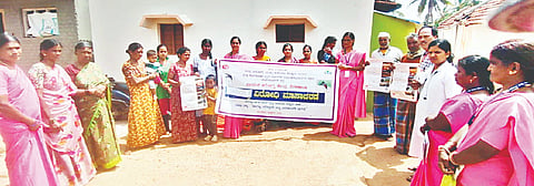 ಗುಂಡ್ಲುಪೇಟೆ ತಾಲೂಕು ಕಗ್ಗಳದಹುಂಡಿ ಗ್ರಾಮದಲ್ಲಿ ಮಲೇರಿಯಾ ವಿರೋಧಿ ಮಾಸಾಚರಣೆ ಕಾರ್ಯಕ್ರಮ ಹಮ್ಮಿಕೊಳ್ಳಲಾಗಿತ್ತು. ನಾಗೇಂದ್ರ, ಸುದರ್ಶನ್, ಸವಿತಾ ಇದ್ದರು.
