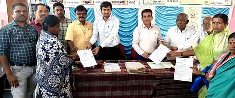 ಎಮ್ಮಿಗನೂರು ಗ್ರಾಪಂ ಸಭಾಂಗಣದಲ್ಲಿ ಇ-ಪೌತಿ ಆಂದೋಲನ ಕಾರ್ಯಕ್ರಮದಲ್ಲಿ ಎಡಿಸಿ ಮಹಮ್ಮದ್ ಎನ್.ಜುಬೇರ್ ವಾರಸುದಾರರಿಗೆ ಪೌತಿ ಪಹಣಿ ಪ್ರತಿ ವಿತರಿಸಿದರು.