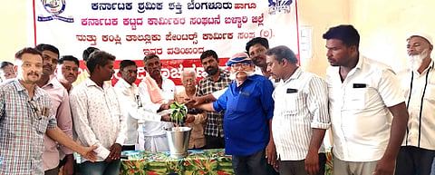 ಕಂಪ್ಲಿಯಲ್ಲಿ ಕಾರ್ಮಿಕರ ದಿನಾಚರಣೆ ಕಾರ್ಯಕ್ರಮಕ್ಕೆ ತಾಲೂಕು ಪೇಂಟರ್ಸ್‌ ಕಾರ್ಮಿಕರ ಸಂಘದ ಗೌರವಾಧ್ಯಕ್ಷ ಮಾನಪ್ಪ ಚಾಲನೆ ನೀಡಿದರು. 