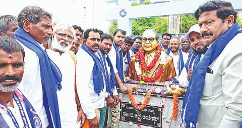 ಕಂಪ್ಲಿಯಲ್ಲಿ ಡಾ.ಬಿ.ಆರ್.ಅಂಬೇಡ್ಕರ್ ಪ್ರತಿಮೆಯನ್ನು ಕಾಂಗ್ರೆಸ್ ಮುಖಂಡ ರಾಜೇಶ್ ಸಿಂಗ್ ಅನಾವರಣಗೊಳಿಸಿದರು. 