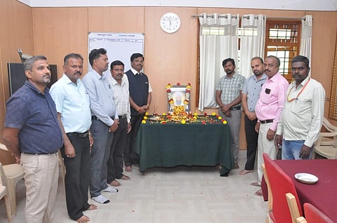 ಕೊಳ್ಳೇಗಾಲ ಪಟ್ಟಣದ ತಾಲೂಕು ಕಚೇರಿಯಲ್ಲಿ ಮಂಗಳವಾರ ಸಂತ ಸೇವಾಲಾಲ್ ಜಯಂತಿಯನ್ನು ಸರಳವಾಗಿ ಆಚರಣೆ ಮಾಡಲಾಯಿತು. ತಹಸೀಲ್ದಾರ್ ಬಸವರಾಜು, ಗ್ರೇಡ್ 2 ತಹಸೀಲ್ದಾರ್ ಕುಮಾರ್, ಭೂ ಮಾಪನ ಅಧಿಕಾರಿ ನಟರಾಜು, ಬಂಜಾರ ಸೇವಾ ಸಂಘ ಅಧ್ಯಕ್ಷ ಗುರುಸ್ವಾಮಿ ಇತರರು ಹಾಜರಿದ್ದರು. 