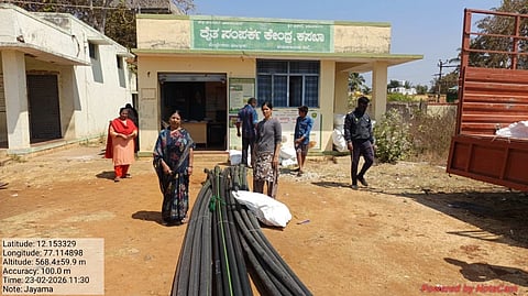 ಕೊಳ್ಳೇಗಾಲ ಕಸಬಾ ರೈತ ಸಂಪರ್ಕ ಕೇಂದ್ರದಲ್ಲಿ ರೈತರಿಗೆ 2025-26 ನೇ ಸಾಲಿನಲ್ಲಿ ತುಂತುರು ನೀರಾವರಿ ಸೌಲಭ್ಯವನ್ನು ವಿತರಣೆ ಮಾಡಿರುವುದು.