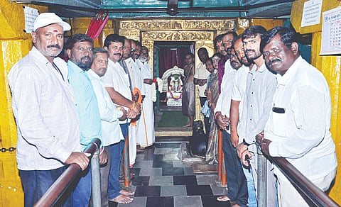 ಪ್ರಧಾನಮಂತ್ರಿ ನರೇಂದ್ರ ಮೋದಿ ಅವರು ಸುದೀರ್ಘ ಅವಧಿಯ ಆಡಳಿತ ನಡೆಸಿರುವ ಹಿನ್ನೆಲೆಯಲ್ಲಿ ಬುಧವಾರ ಬಿಜೆಪಿ ಕಾರ್ಯಕರ್ತರು ಪಟ್ಟಣದ ಶ್ರೀಮರಳೇಶ್ವರ ದೇವಾಲಯದಲ್ಲಿ ವಿಶೇಷ ಪೂಜೆ ಸಲ್ಲಿಸಿದರು.