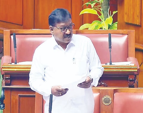ಕೊಳ್ಳೇಗಾಲ ಶಾಸಕ ಎ.ಆರ್. ಕೃಷ್ಣಮೂರ್ತಿ ಅವರು ಅಧಿವೇಶನದಲ್ಲಿ ಮಾತನಾ ಡುತ್ತಿ ರುವುದು.