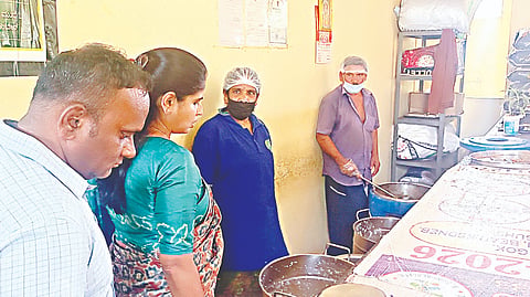 ಕೊಳ್ಳೇಗಾಲ ಪಟ್ಟಣದಲ್ಲಿರುವ ಇಂದಿರಾ ಕ್ಯಾಂಟೀನ್‌ಗೆ ಜಿಲ್ಲಾಧಿಕಾರಿ ಶ್ರೀರೂಪಾ ಬುಧವಾರ ಭೇಟಿ ನೀಡಿ ಆಹಾರ ಪರಿಶೀಲಿಸಿದರು.