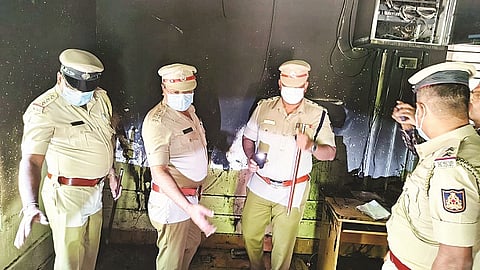 ಕೊಳ್ಳೇಗಾಲದಲ್ಲಿರುವ ಸರ್ಕಲ್ ಇನ್‌ಸ್ಪೆಕ್ಟರ್ ಕಚೇರಿಯಲ್ಲಿ ಪರಿಕರಗಳು ಸುಟ್ಟು ಹೋಗಿರುವುದನ್ನು ಜಿಲ್ಲಾ ಪೊಲೀಸ್ ವರಿಷ್ಠಾಧಿಕಾರಿ ಮುತ್ತುರಾಜು ವೀಕ್ಷಿಸಿದರು.