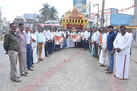 ಕೊಳ್ಳೇಗಾಲ ಪಟ್ಟಣದಲ್ಲಿ ಶನಿವಾರ ಸುತ್ತೂರು ಜಾತ್ರಾ ಮಹೋತ್ಸವ ಪ್ರಚಾರ ರಥಯಾತ್ರೆ ಮೆರವಣಿಗೆ ನಡೆಯಿತು.