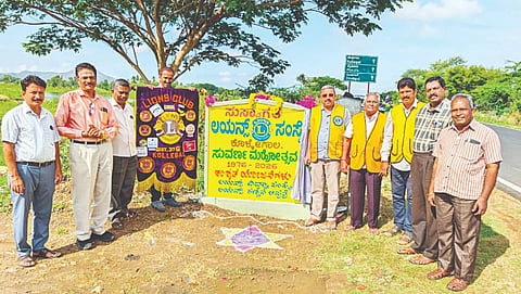ಲಯನ್ಸ್ ಸುವರ್ಣ ಮಹೋತ್ಸವ ಪ್ರಯುಕ್ತ ಭಾನುವಾರ ಬೆಂಗಳೂರು ರಸ್ತೆಯ ಕೊಳ್ಳೇಗಾಲ ಪಟ್ಟಣ ಪ್ರವೇಶ ಮುಖ್ಯದ್ವಾರದಲ್ಲಿ ಸಾರ್ವಜನಿಕರಿಗೆ ಸ್ವಾಗತ ಕೋರುವ ಬೋರ್ಡನ್ನು ಜಿಲ್ಲಾ ಪ್ರಂತಪಾಲ ಲಯನ್ಸ್ ರಾಜಶೇಖರ್ ಅನಾವರಣಗೊಳಿಸಿದರು. ಮಾದೇಶ್, ವಿರೂಪಾಕ್ಷ ಸ್ವಾಮಿ, ಮಹದೇವಸ್ವಾಮಿ ಇತರರಿದ್ದರು. 