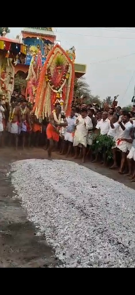 ತಿಮ್ಮರಾಜೀಪುರ ಗ್ರಾಮದಲ್ಲಿ ಶುಕ್ರವಾರ ಗ್ರಾಮ ದೇವತೆ ಹೊನ್ನಳ್ಳಿ ಮಾರಮ್ಮ ಮತ್ತು ಕುರುಬನ ಕಟ್ಟೆ ಕಂಡಾಯಗಳ ಕೊಂಡೋತ್ಸವ ಅದ್ದೂರಿಯಾಗಿ ನೆರವೇರಿತು.