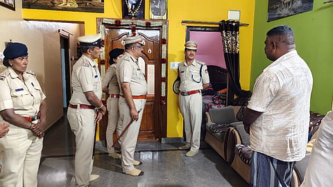 ಕೊಳ್ಳೇಗಾಲ ಪಟ್ಟಣದ ಆದರ್ಶನಗರ ಬಡಾವಣೆಯಲ್ಲಿ ಕಳ್ಳತನ ನಡೆದಿದ್ದ ಜಯಪ್ಪ ಎಂಬುವರ ಮನೆಗೆ ಎಎಸ್ಪಿ ಎಂ.ಎನ್ ಶಶಿಧರ ಭೇಟಿ ನೀಡಿ ಪರಿಶೀಲಿಸಿದರು. ಮೋಹನ್, ರವೀಂದ್ರ, ವರ್ಷಾ ಇತರರು ಇದ್ದಾರೆ.