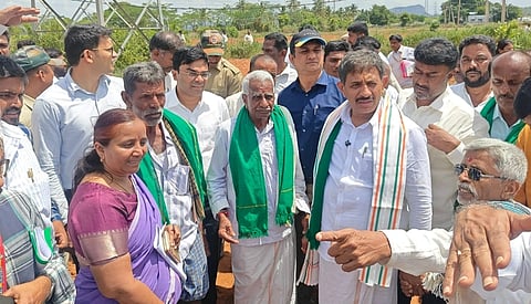 ಕನಕಪುರ ತಾಲೂಕು ಶಿವನಹಳ್ಳಿ ಗ್ರಾಪಂ ವ್ಯಾಪ್ತಿಯಲ್ಲಿ ಸಚಿವ ಎಚ್.ಸಿ. ಬಾಲಕೃಷ್ಣ ಭೇಟಿ ನೀಡಿ ಬರದ ತೀವ್ರತೆ ಅವಲೋಕಿಸಿದರು. ಯಶವಂತ್.ವಿ.ಗುರುಕರ್, ಎಸ್.ರವಿ, ಕೆ.ರಾಜು, ಕೆ.ಎನ್.ದಿಲೀಪ್, ಅವಿನಾಶ್ ಇತರರು ಇದ್ದರು.