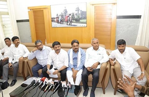 ಚಿತ್ರ ೧೦ ಕೆ.ಎಲ್.ಆರ್. ೦೧ : ಜಿಲ್ಲಾ ಉಸ್ತುವಾರಿ ಸಚಿವ ಬೈರತಿ ಸುರೇಶ್ ಪತ್ರಿಕಾಗೋಷ್ಠಿಯಲ್ಲಿ ಮಾತನಾಡುತ್ತಿರುವುದು. ಶಾಸಕರಾದ ಎಸ್.ಎನ್.ನಾರಾಯಣಸ್ವಾಮಿ, ಕೆ.ವೈ.ನಂಜೇಗೌಡ, ಕೊತ್ತೂರು ಮಂಜುನಾಥ್ ಮುಂತಾದವರು ಇದ್ದರು. 